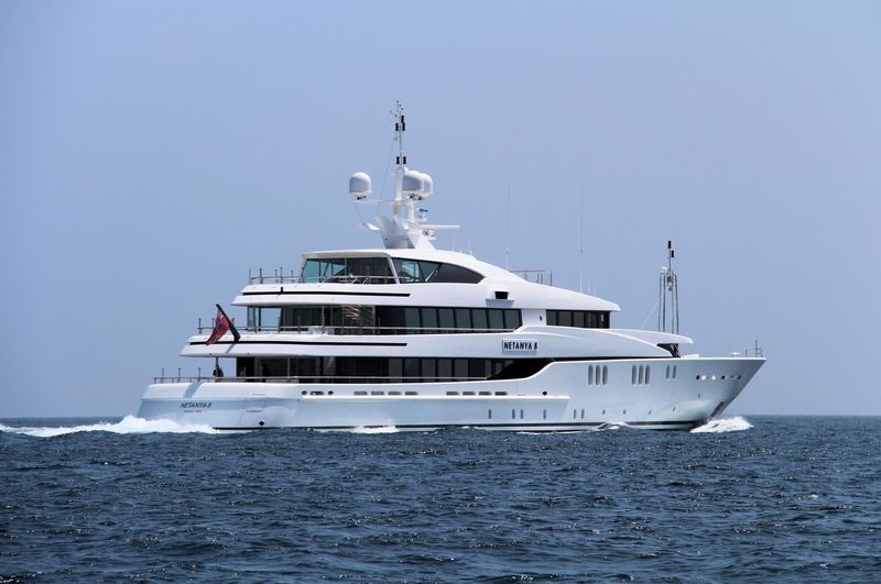 Yate navegando por la Costa Brava con vistas a Barcelona